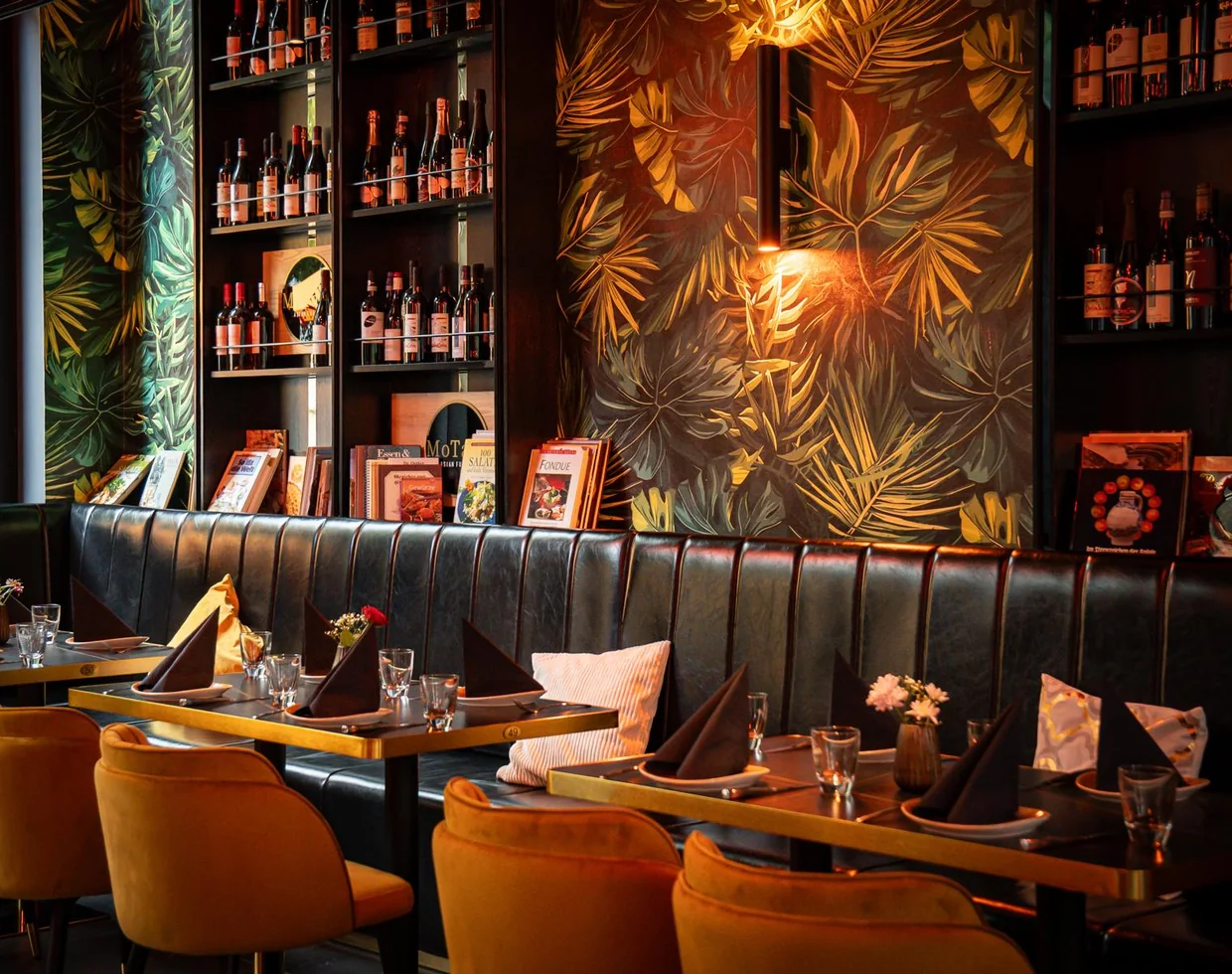 MoTaKi Restaurant Atmosphäre mit gedeckten Tischen